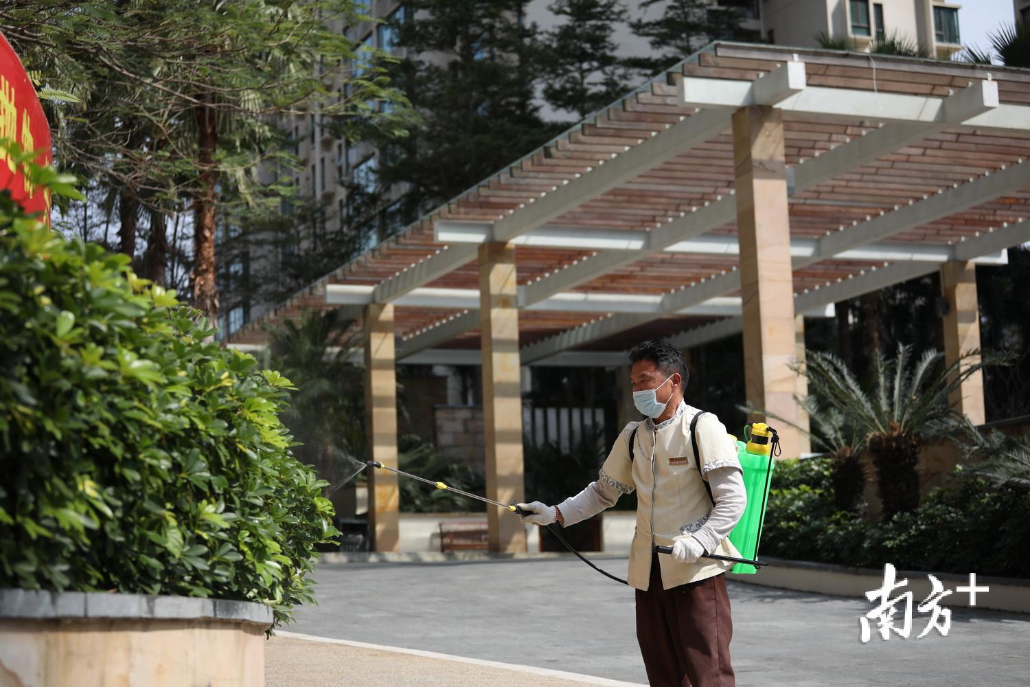 小区内有可能被路人接触到的地方都进行消毒.