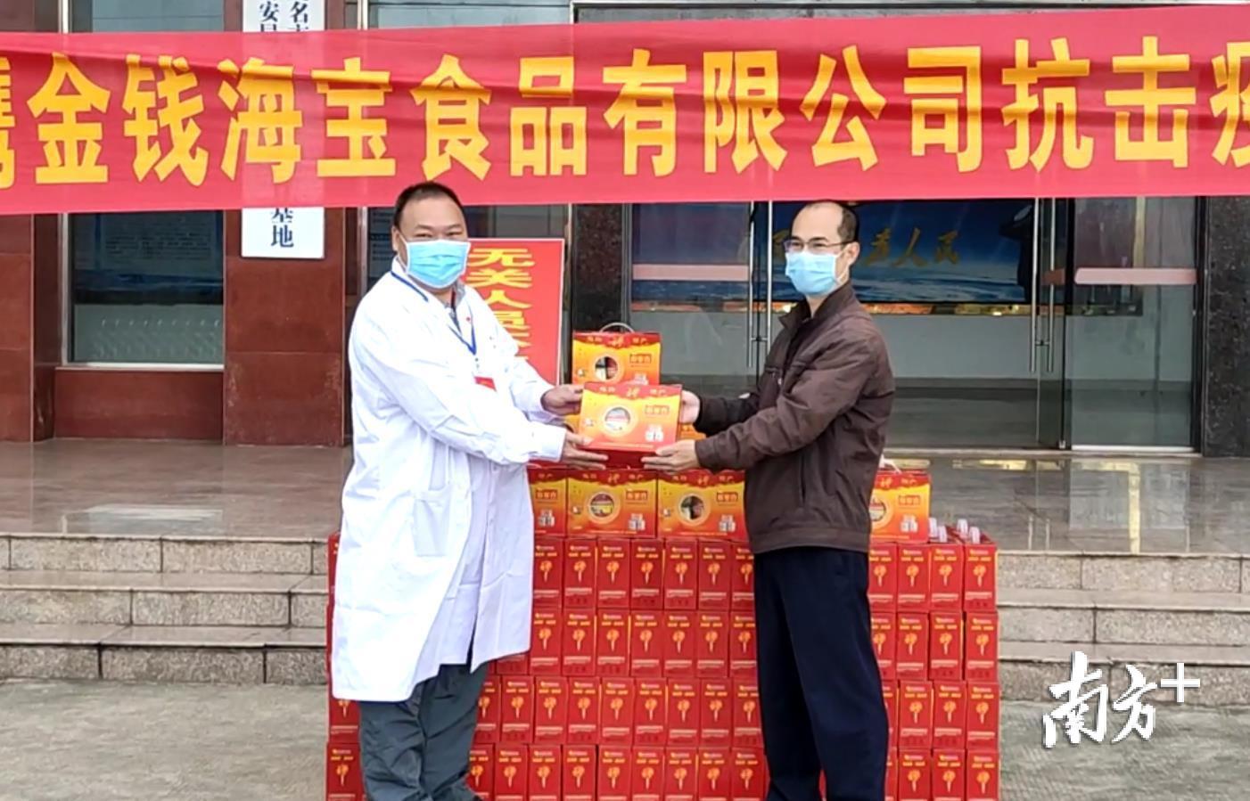 爱心企业捐赠200箱鱼罐头食品。