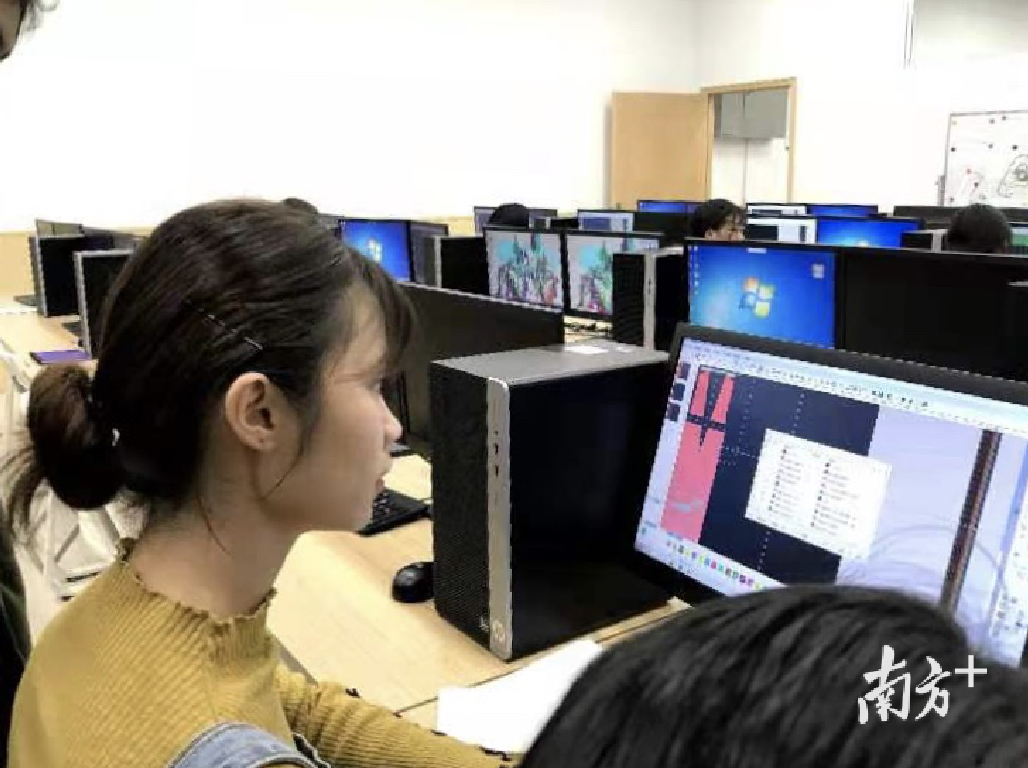 庄梦辉老师正在制作《两色鹿子成衣制作》微视频 庄梦辉老师正在制作《两色鹿子成衣制作》微视频