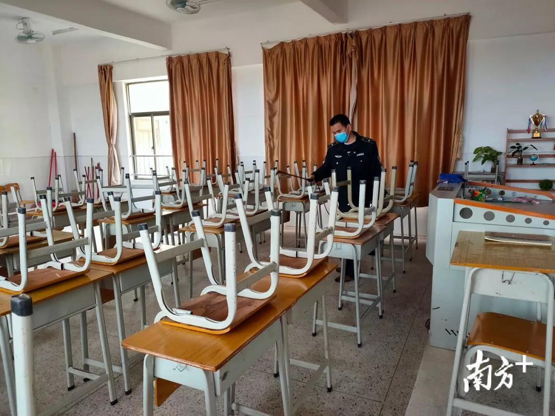 惠州市实验中学附属学校开展学校园消毒工作。