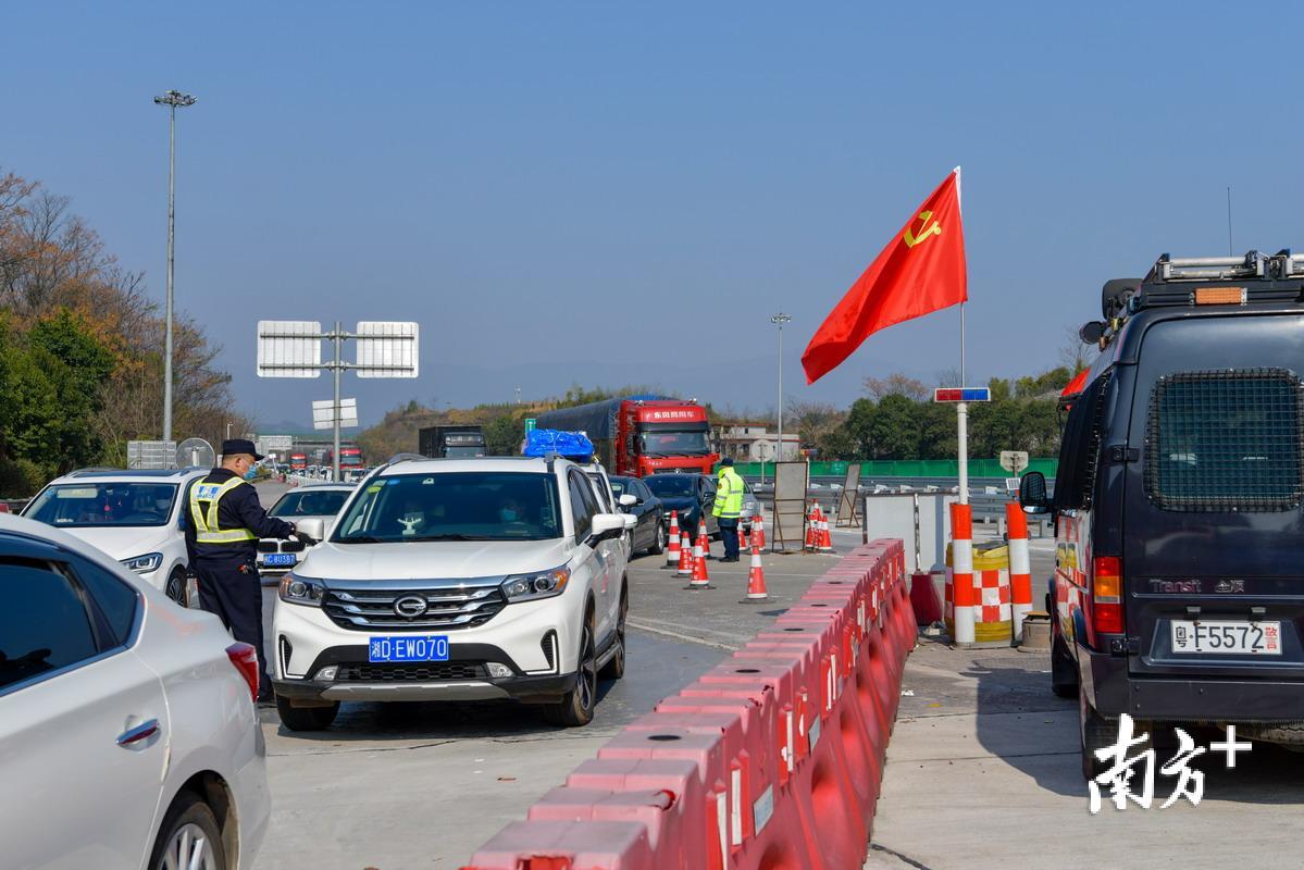 临时党支部党旗在“广东北大门”高高飘扬。廖锦荣 摄