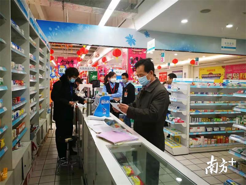 乐昌市发改局联合市场监管局对市区药品价格进行检查。