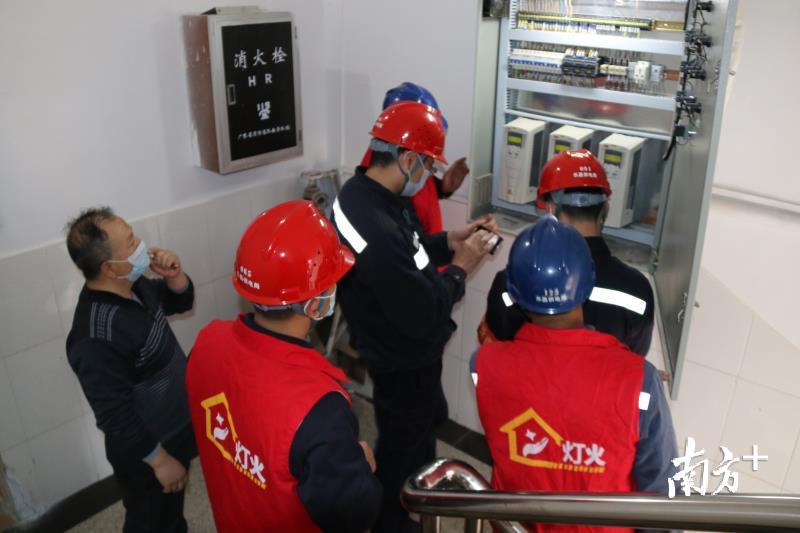 乐昌供电局工作人员正在排查供电设施。