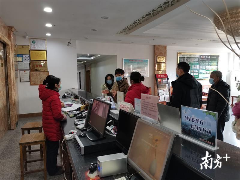 乐昌市文广旅体局在旅游酒店进行疫情防控检查工作。