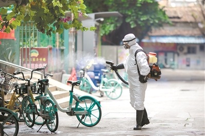芦荻街对发现病例的社区上门摸查、消杀,每天大冲洗。广州日报全媒体记者陈忧子摄