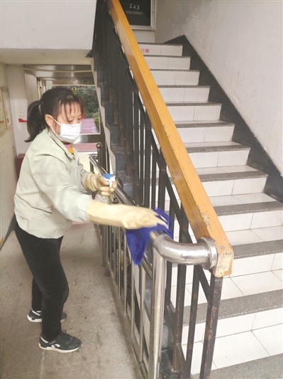 海珠区南石头街的社区加强做好小区公共空间的保洁、消毒工作。广州日报全媒体记者邱伟荣摄