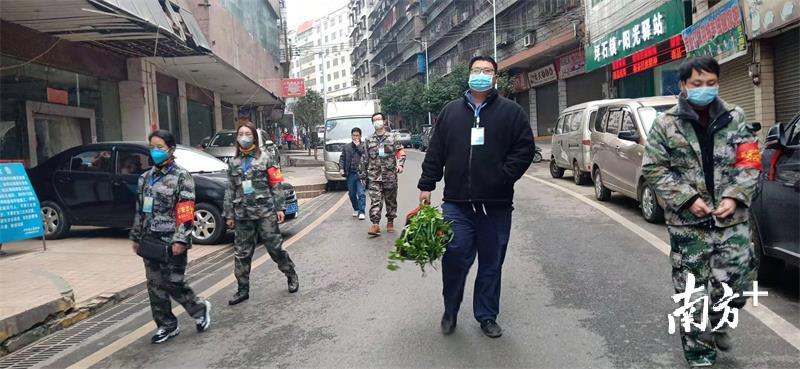 坪石镇干部正对隔离人员进行生活物质补给。廖小元 摄