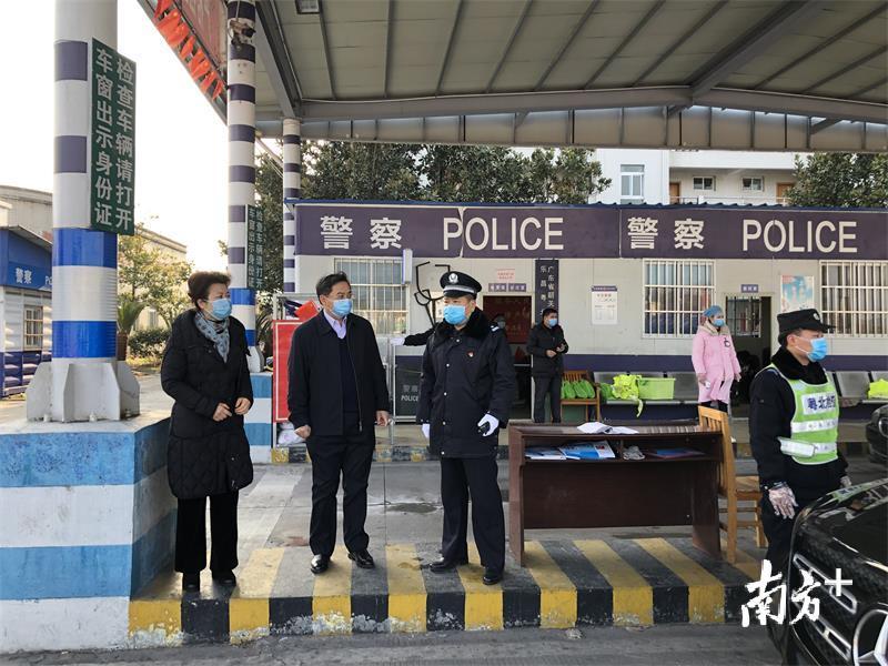 乐昌市委书记沈河民在京珠高速粤北站检查冠状病毒防疫工作。