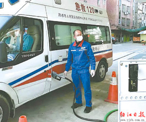油站工作人员优先为救护车加油。中石化阳江分公司提供