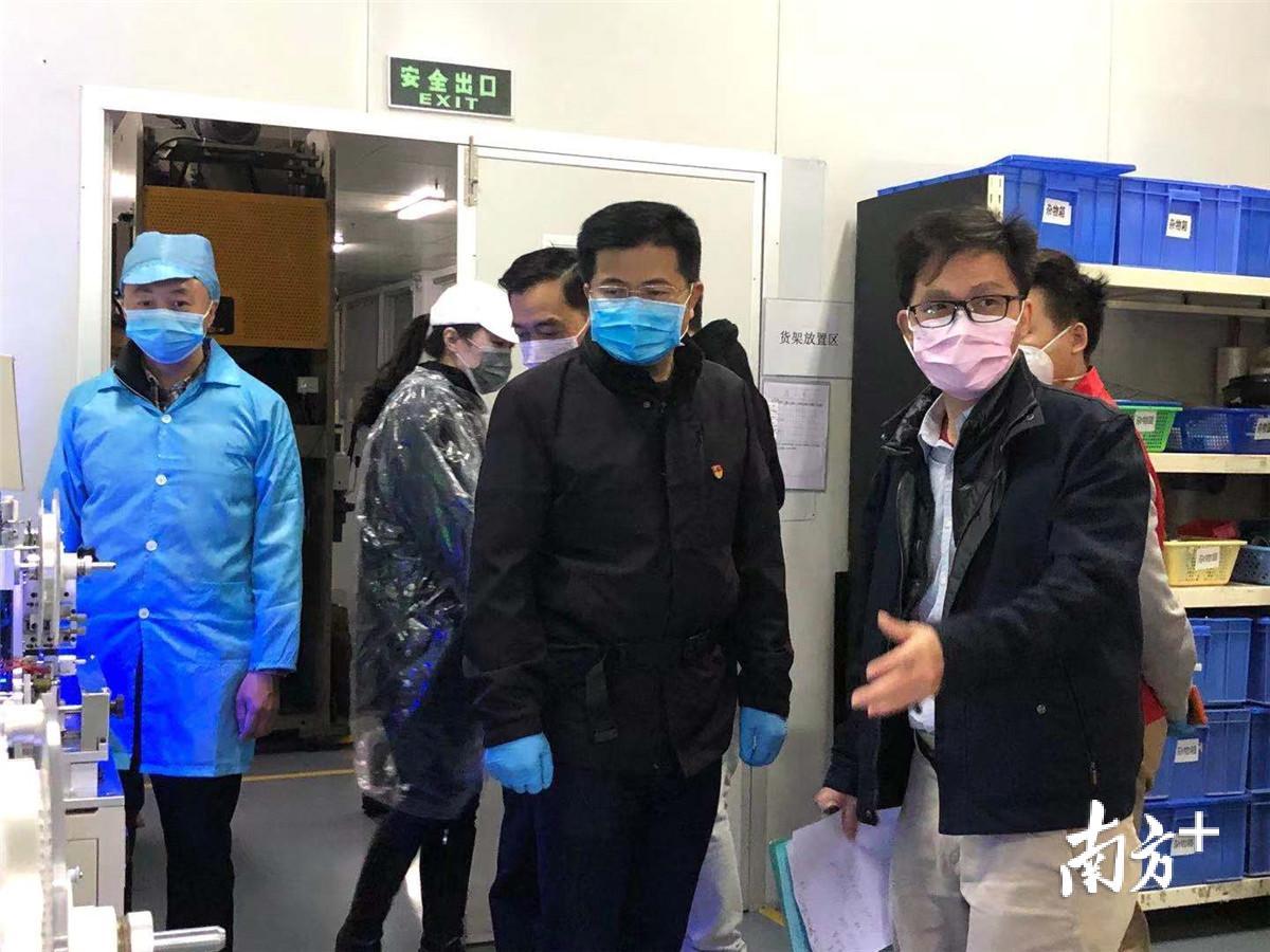 陈东超带领工作队与大朗镇安全生产部门到企业宣传防疫知识,检查安全生产工作。 陈东超带领工作队与大朗镇安全生产部门到企业宣传防疫知识,检查安全生产工作。