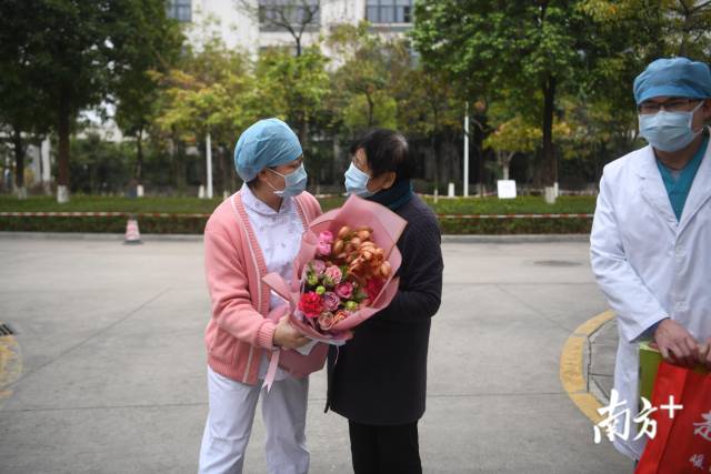 2月6日下午，广州第一位重症新冠患者出院。南方日报记者 张梓望 石磊 摄
