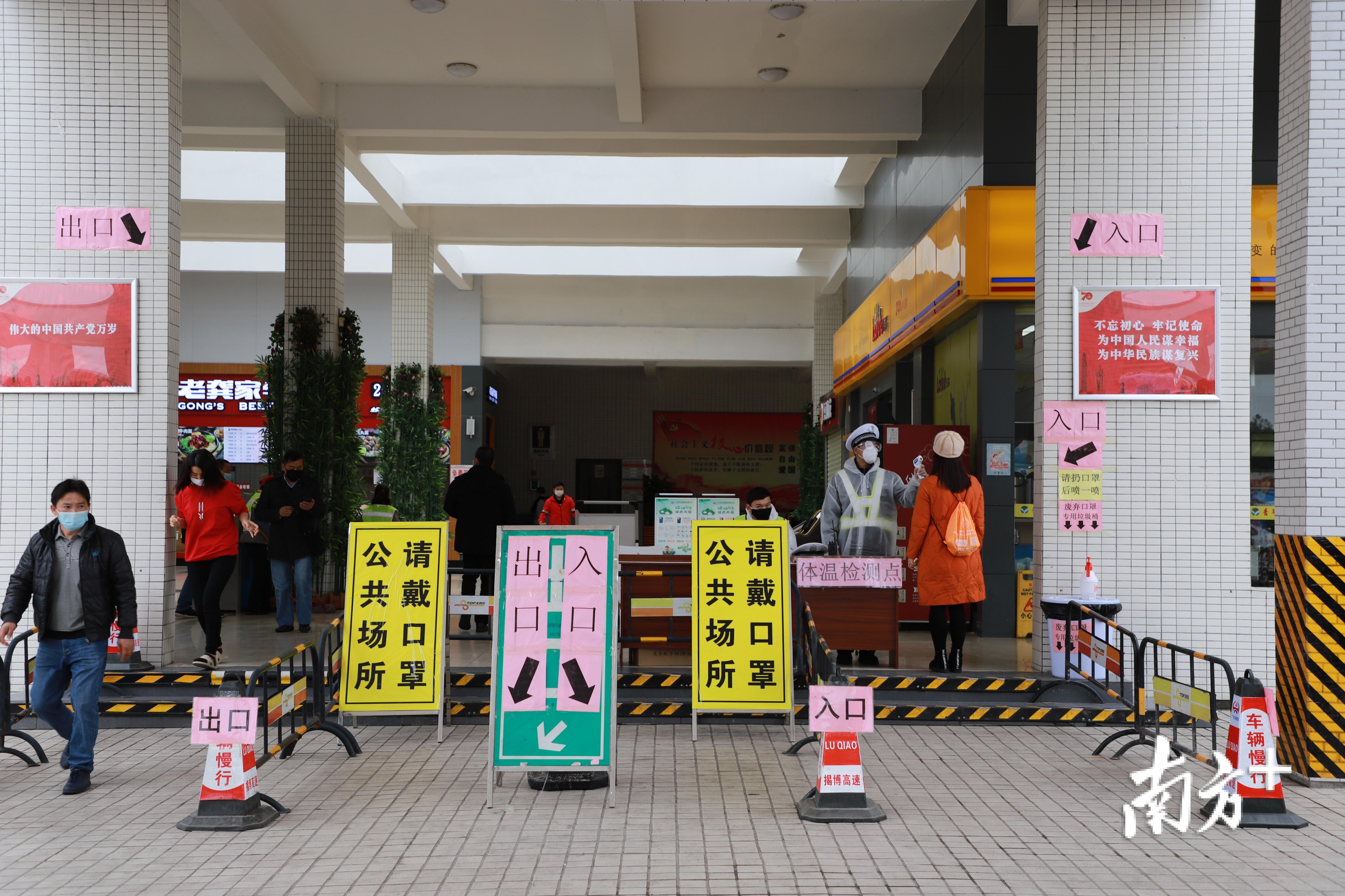 瓦溪服务区侧门及后门,只留正门出入;石坝服务区留南北向2个出入口