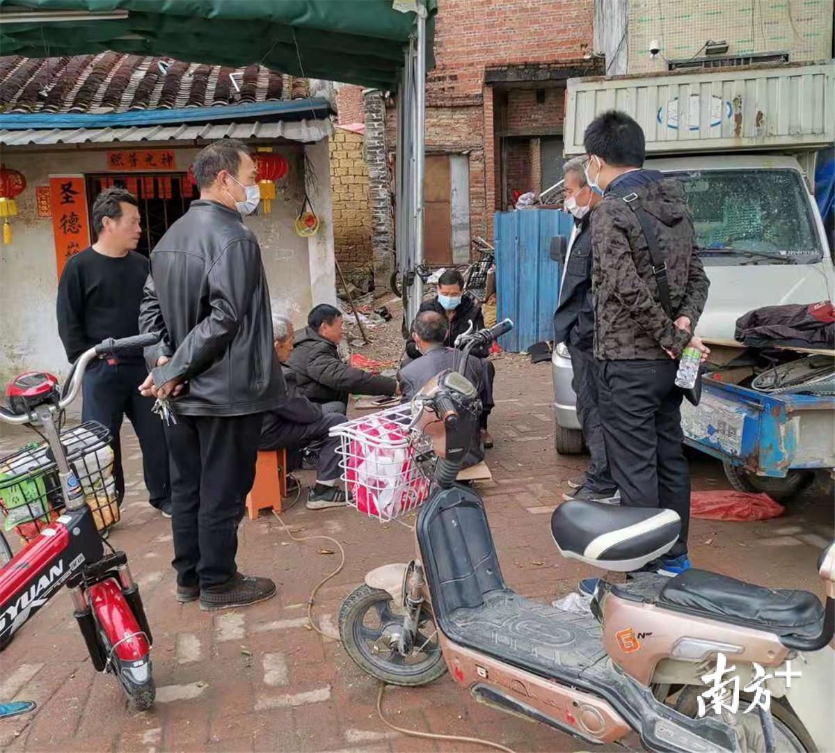 东莞中院防疫工作队成员劝说打牌人员赶快解散。 东莞中院防疫工作队成员劝说打牌人员赶快解散。