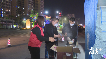 陈飞东为值守的工作人员送上热腾腾的食物。