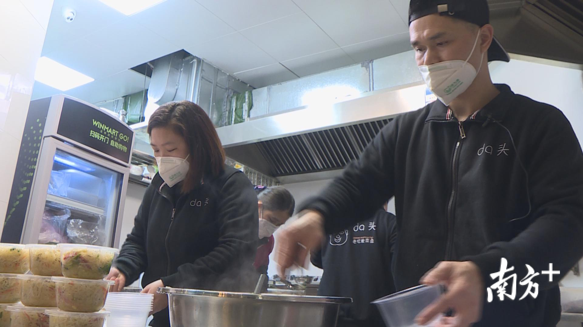 老板陈飞东忙着为值守的工作人员准备宵夜。