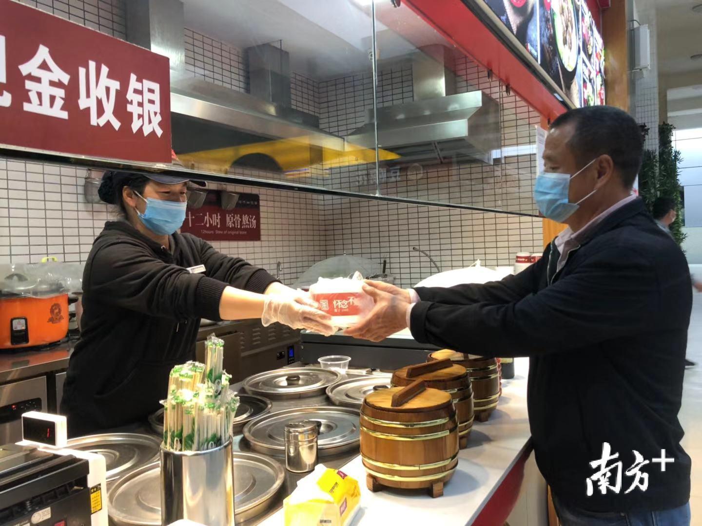 揭博高速服务区免费提供防疫暖心包特殊旅客餐厅就餐一桌一人