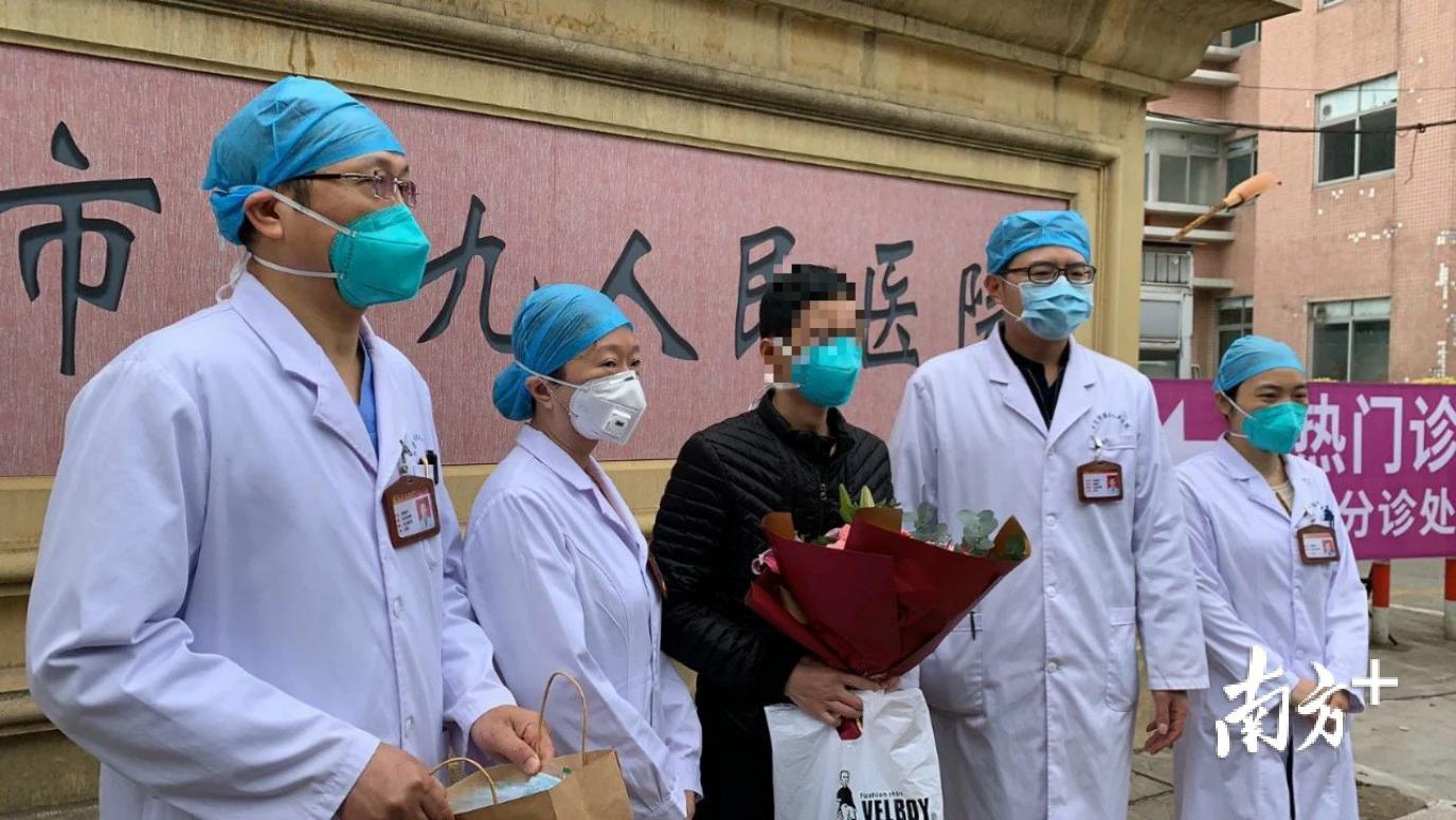 东莞首位被治愈患者顺利出院。 东莞首位被治愈患者顺利出院。