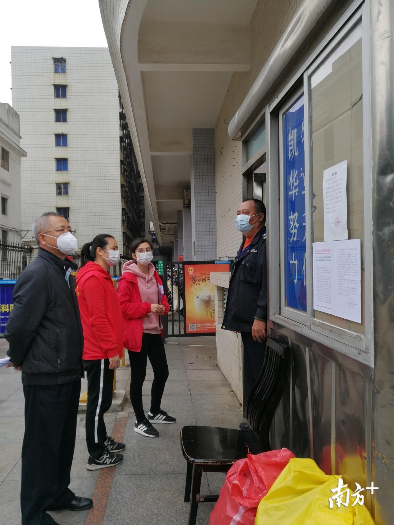 该区解放街道党（工）委记李纪发在履行书记抓疫情防控职责。