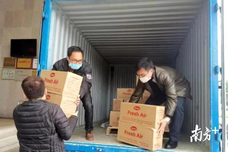 陈明峰（中）将口罩运送到清远并交给广州对口帮扶清远指挥部。 广州对口帮扶清远指挥部供图