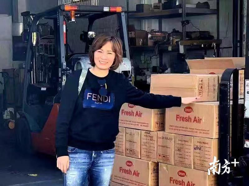 陈惠娜将口罩运送至洛杉矶国际机场，并通过南航驻洛杉矶物流部安排装机发运回国。广州对口帮扶清远指挥部供图