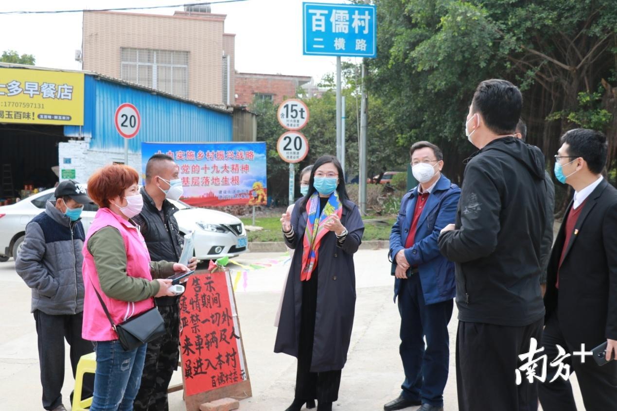 霞山区委书记龙小艾在检查疫情防控情况。