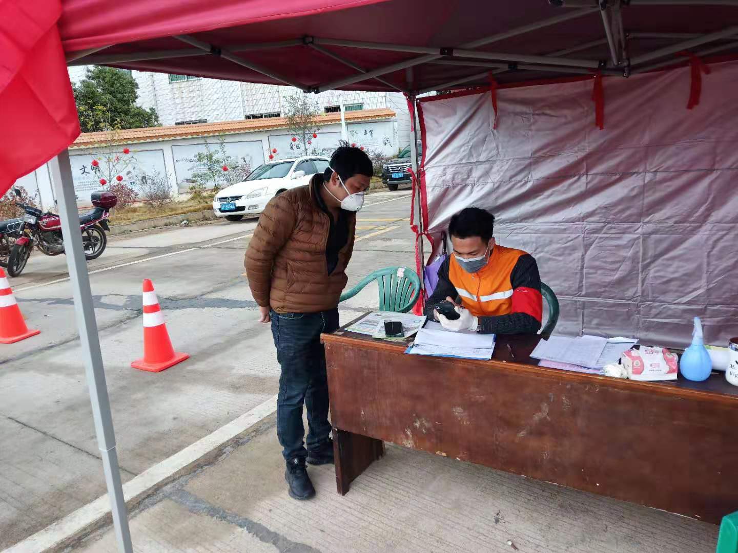 志愿者服务往来群众。