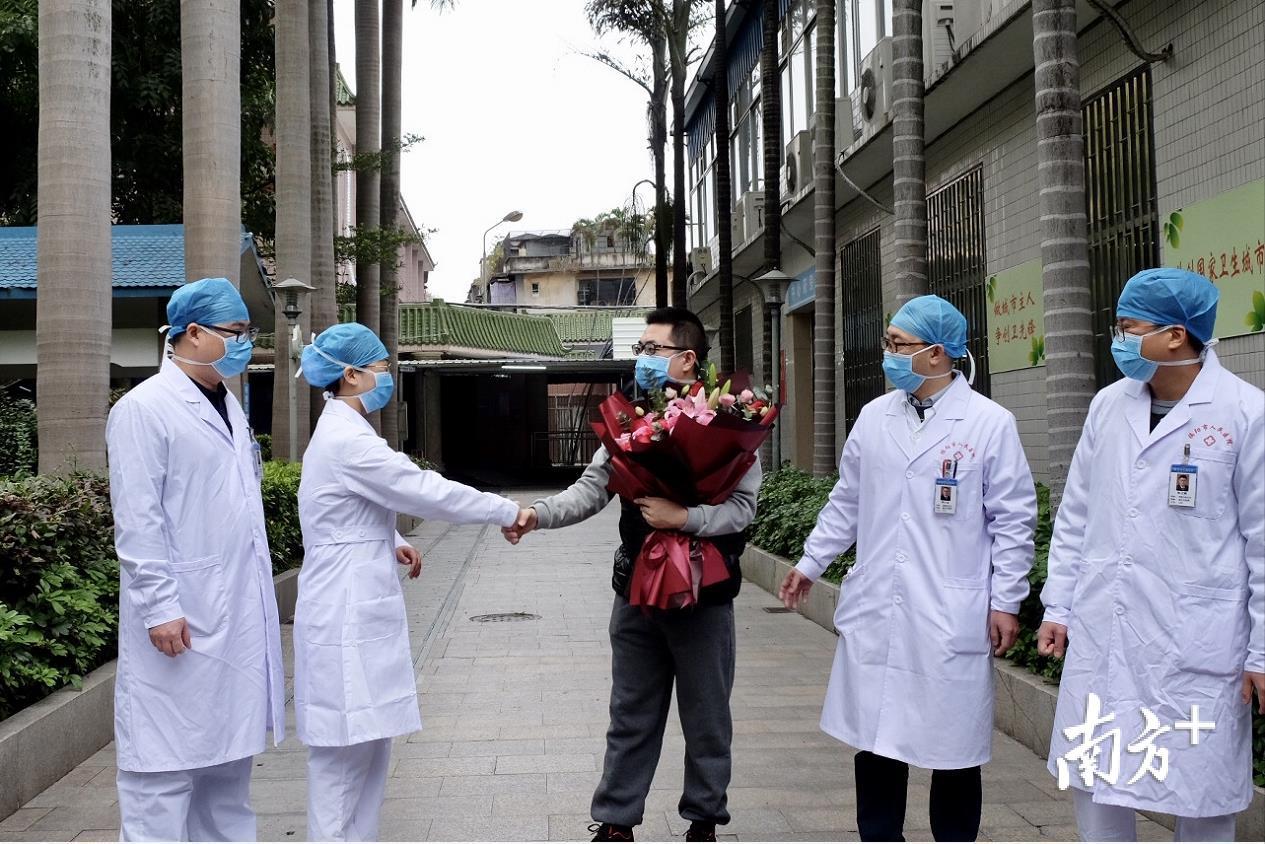 梁先生向医护人员表示感谢。