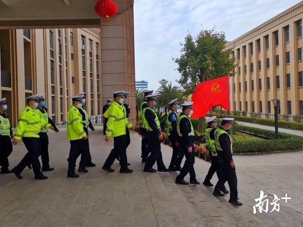 党员民警们在党旗的引领下，出征一线！