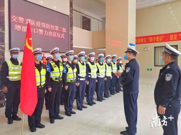 该交警队支队长李华胜、政委林俊才为出征党员先锋队员民警壮行。