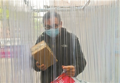 小区入口安装了喷雾消毒通道，对居民进行全方位消毒。广州日报全媒体记者邱伟荣 摄