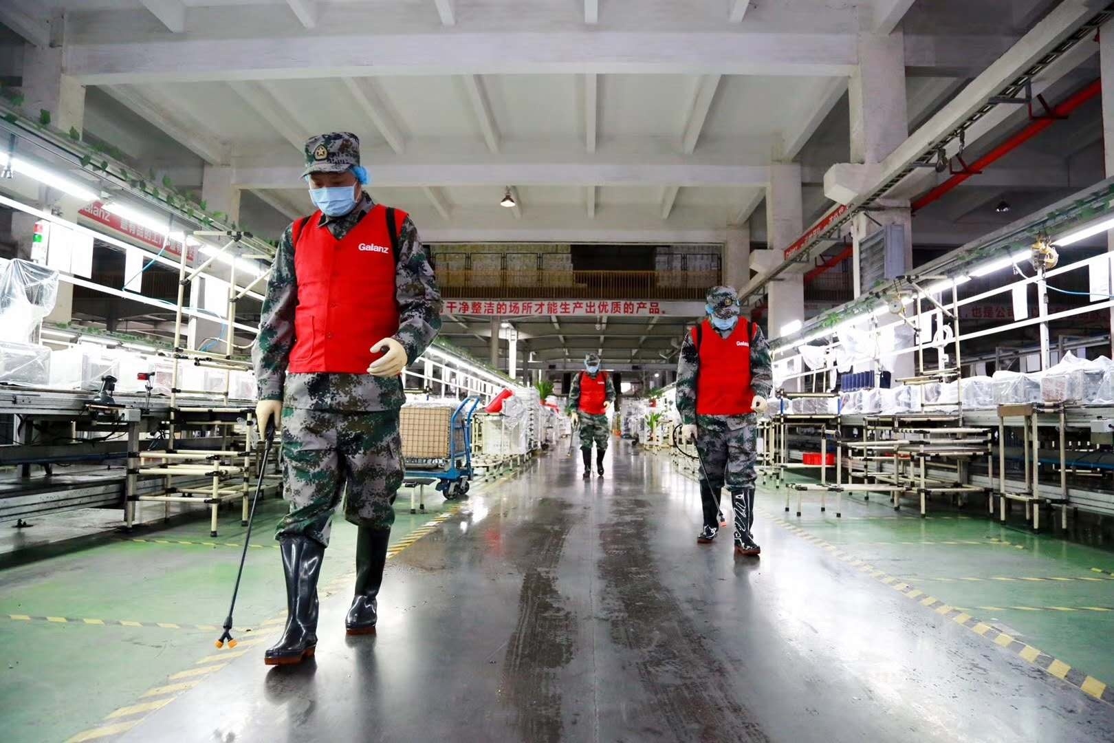 开工前格兰仕所有生产车间指定责任人落实全面消毒清洁。企业供图 开工前格兰仕所有生产车间指定责任人落实全面消毒清洁。企业供图