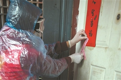 黎秀娟在隔离户门缝处贴上“小纸条”。广州日报全媒体记者李波 摄