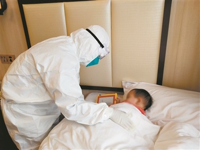 “大白妈妈”正在哄睡孩子。广州日报全媒体记者秦松 通讯员刘珉旻 摄