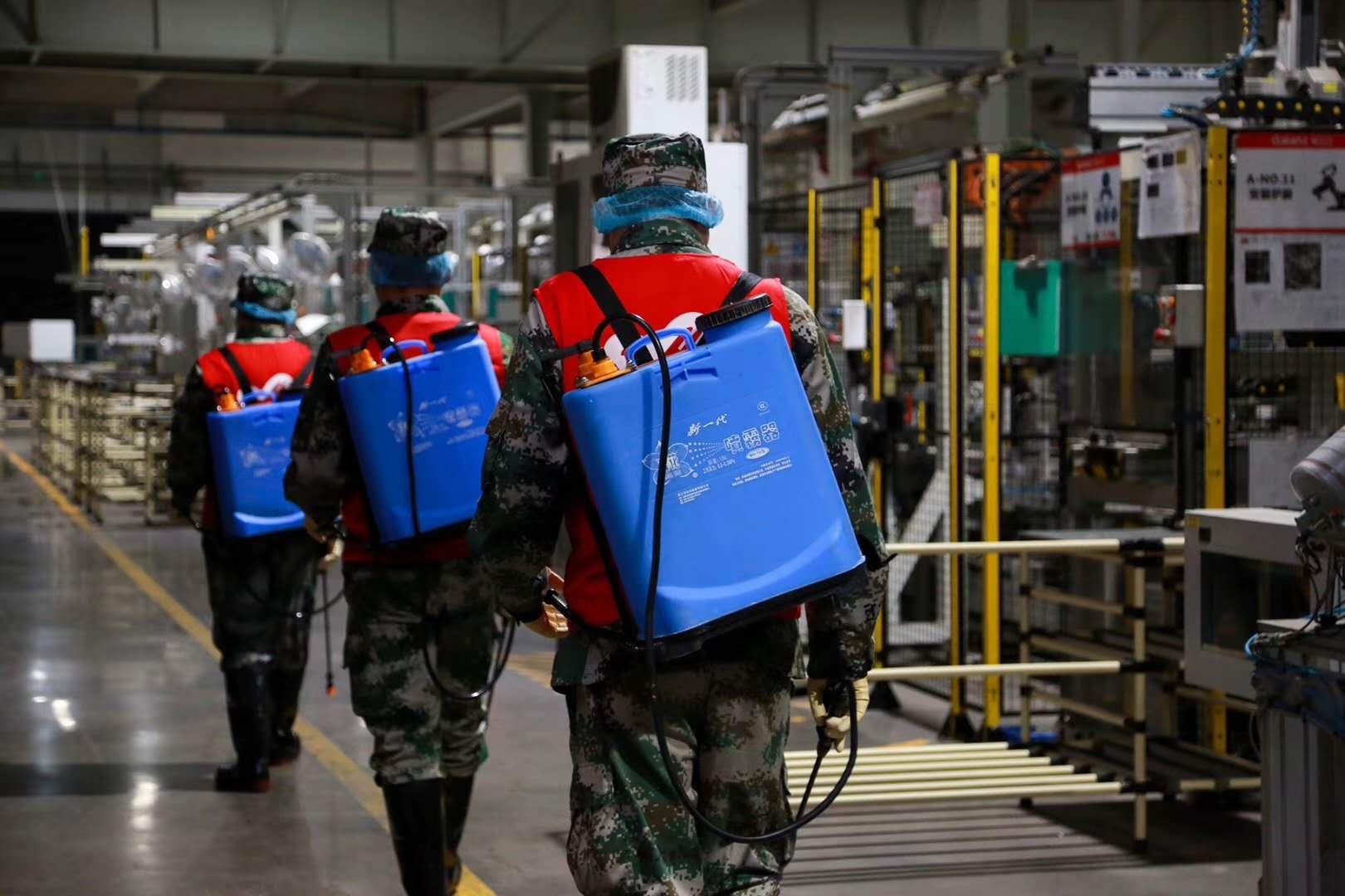 格兰仕生产车间进行全面消毒。企业供图 格兰仕生产车间进行全面消毒。企业供图