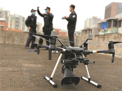 无人机装上了喇叭。