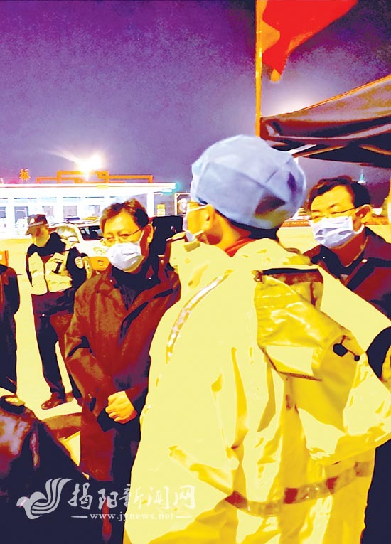 8日晚上,叶牛平带队看望慰问坚守在疫情防控一线的工作人员。通讯员 摄 8日晚上,叶牛平带队看望慰问坚守在疫情防控一线的工作人员。通讯员 摄