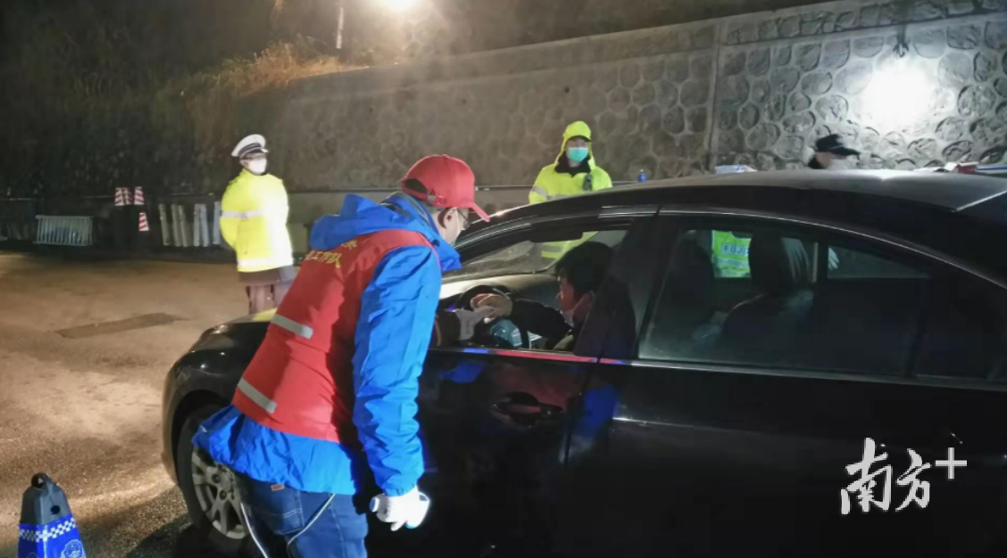 刘尚清夜间工作