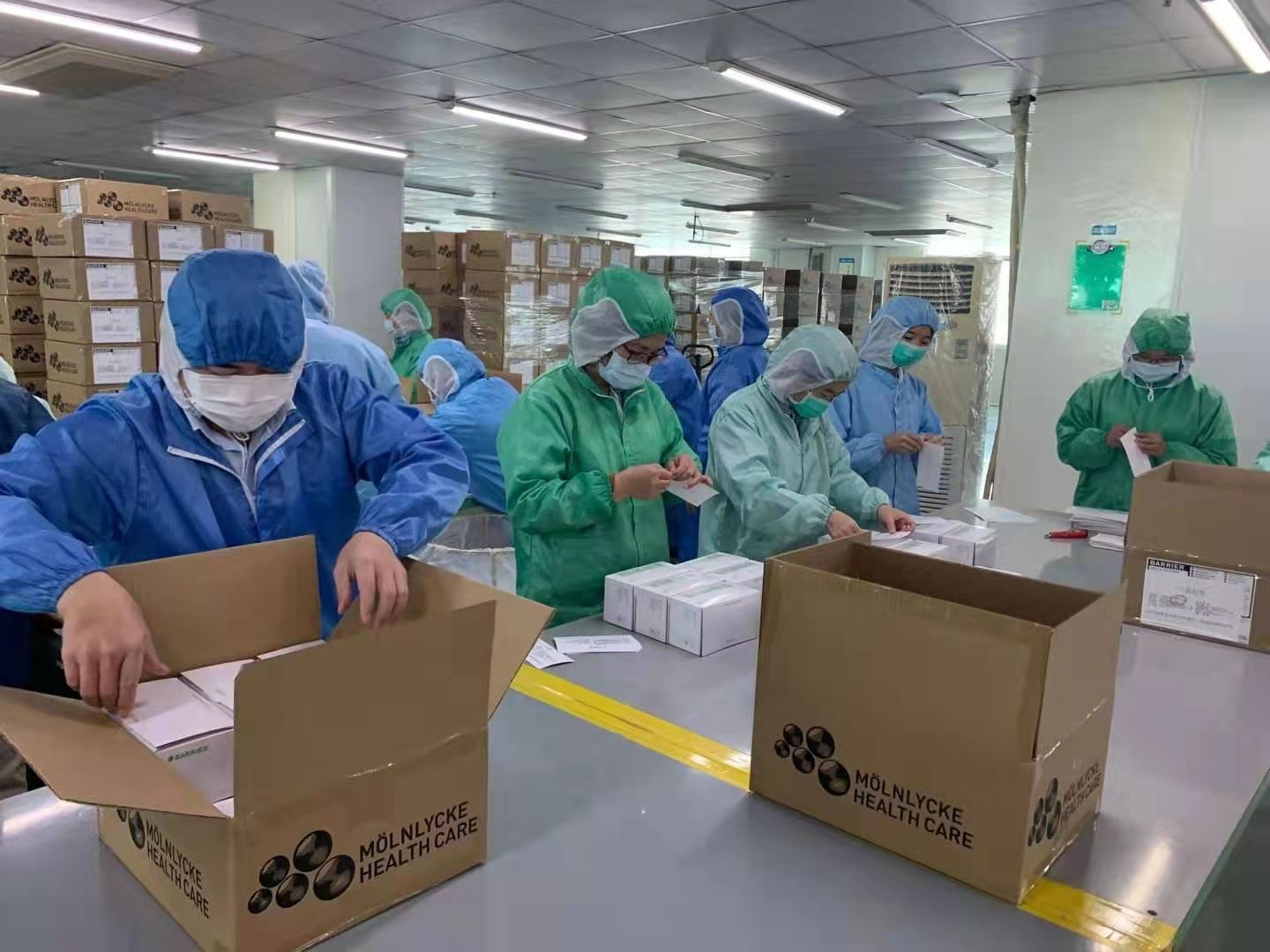 河源万盟医保用品公司员工在包装口罩。