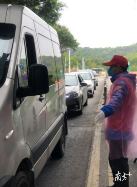 杨琳琳登记人员数量、引导过往车辆