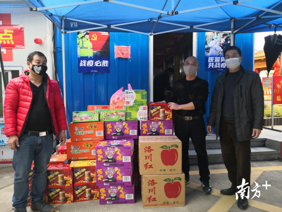 连州市工商联送来一批物资。