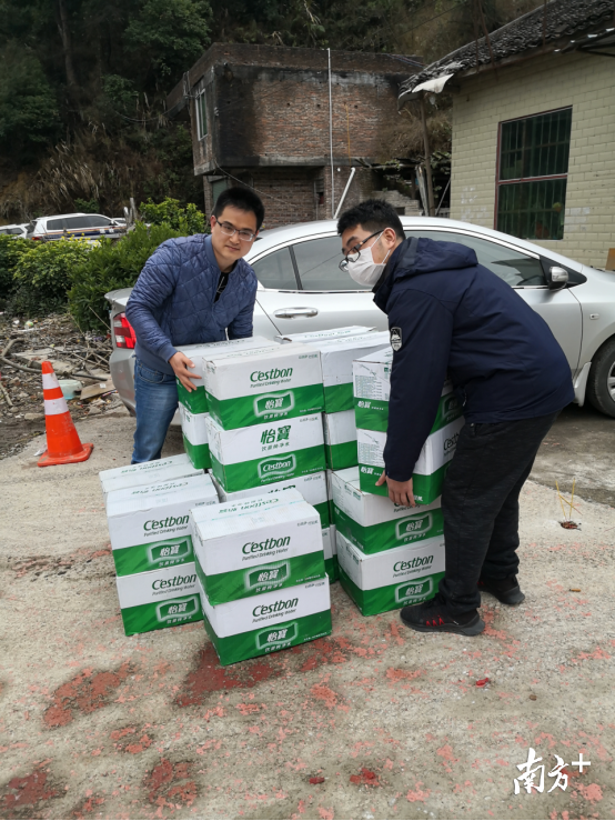 热心群众送来矿泉水。