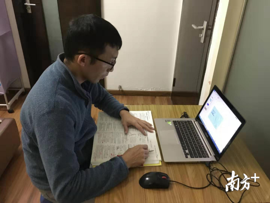 东莞中学高中生物一级教师谢永佳，为给学生线上答疑备课