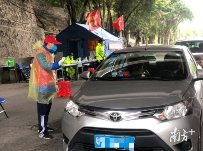 党支委成员带头在各个高速路口给来往人员测试体温、协助完成登记工作