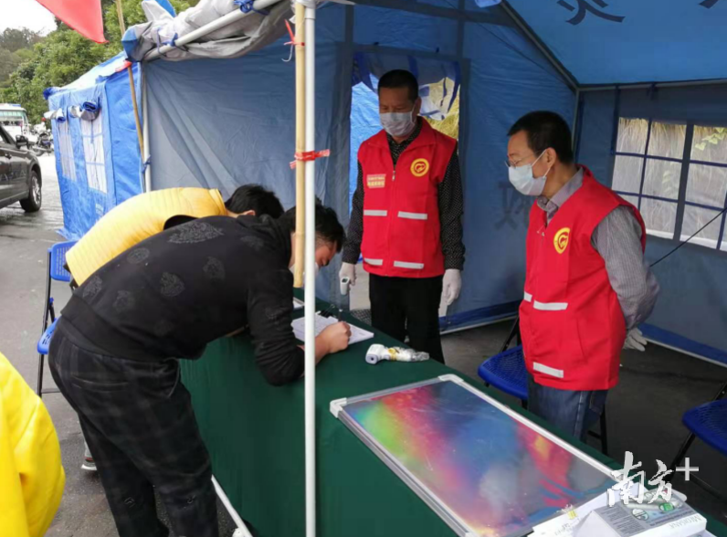 杨运宗引导司机做好登记工作