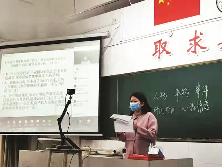 市实验中学张玲老师在为学生直播上课。