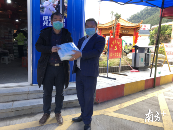 连州东莞商会会长吴向学来到连州市三水瑶族乡省界防控点，送来了200个口罩。