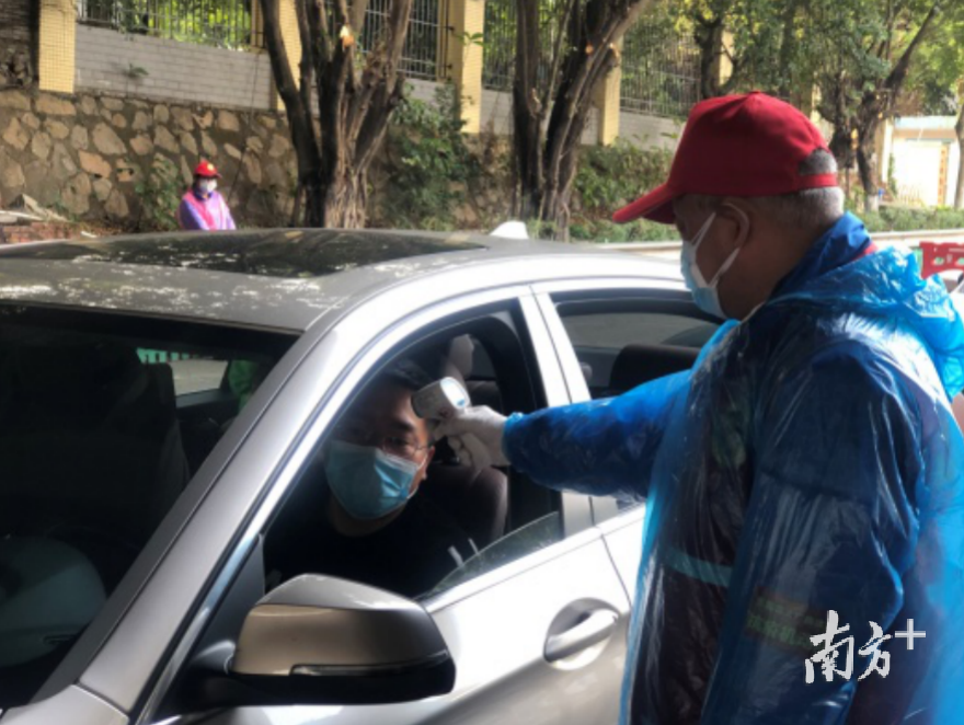 马忠强为司机测量体温