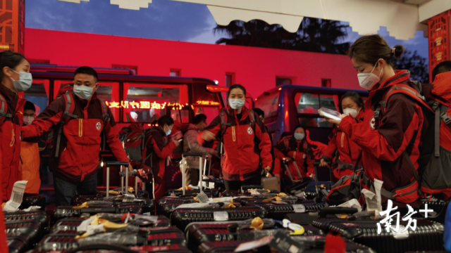 傍晚，广东医疗队抵达洪湖，队员们正在清点、搬运行李。