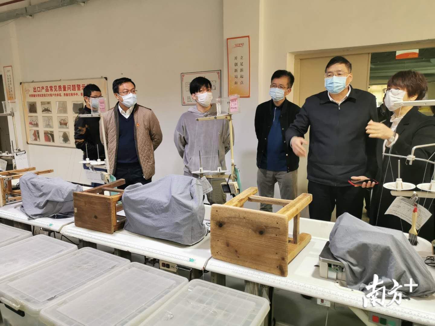 图为新怡内衣车间。