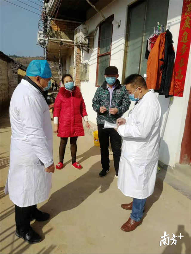 陈土友与医务人员到村对重点人员进行每天检查。